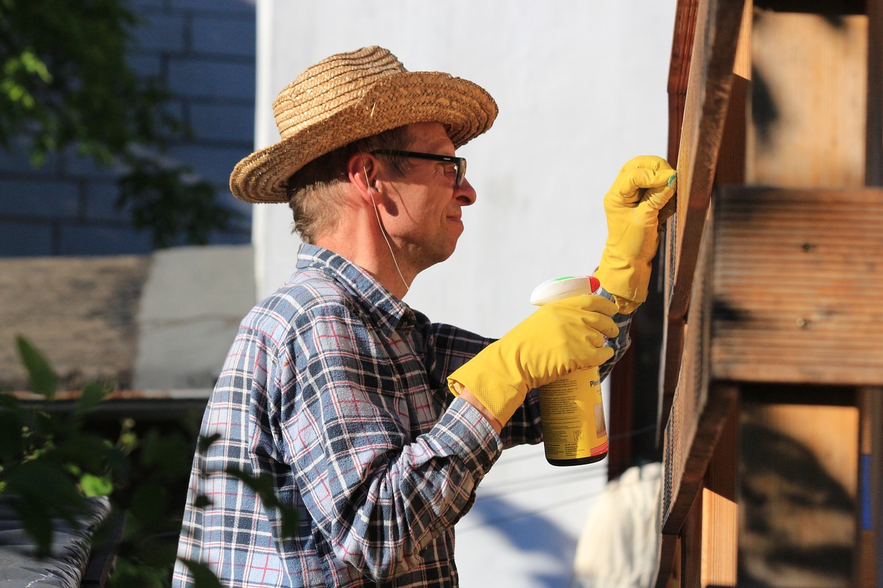 Hombre limpiando madera