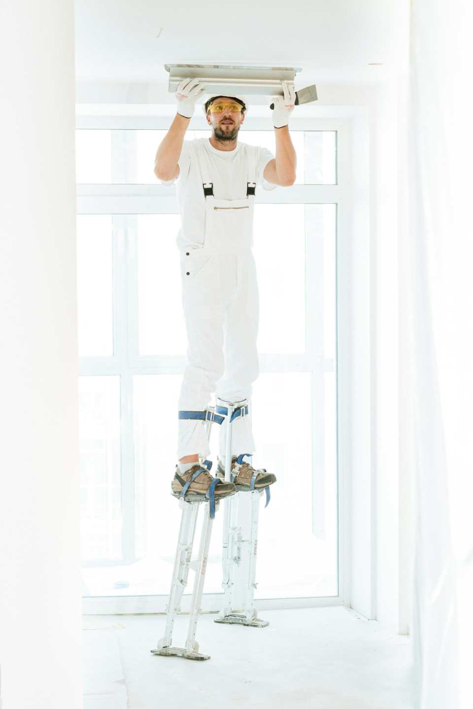 Hombre trabajando en el techo de una casa