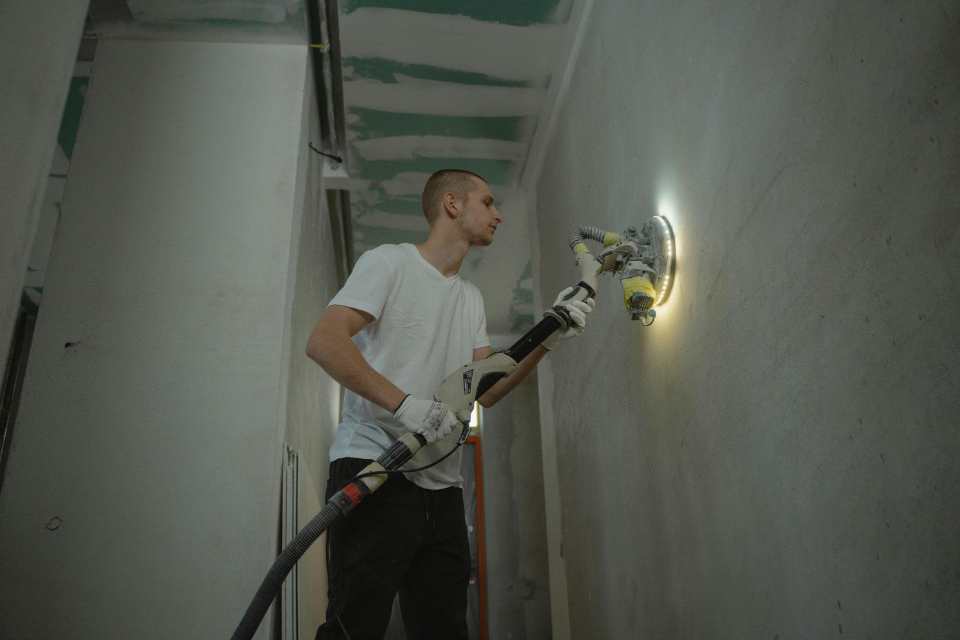 Persona limando pared